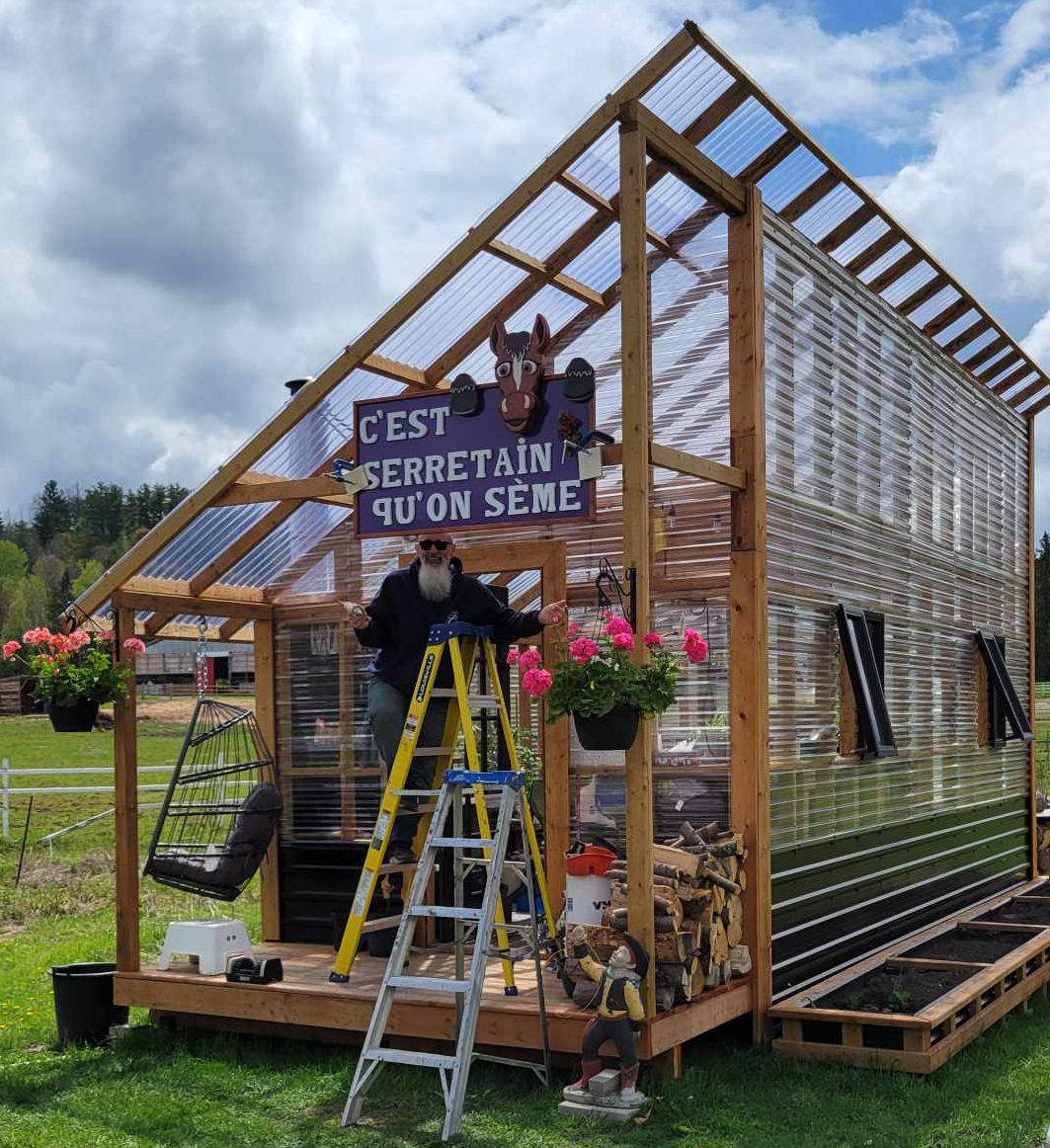 Installation de l'enseigne' de la serre